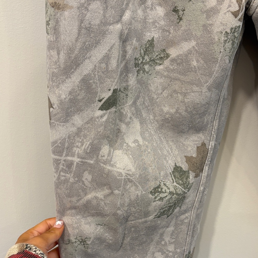 Abercrombie & Fitch Soft A&F Essentials  Camo Fleece Joggers - relaxed fit - Picture 3 of 4
